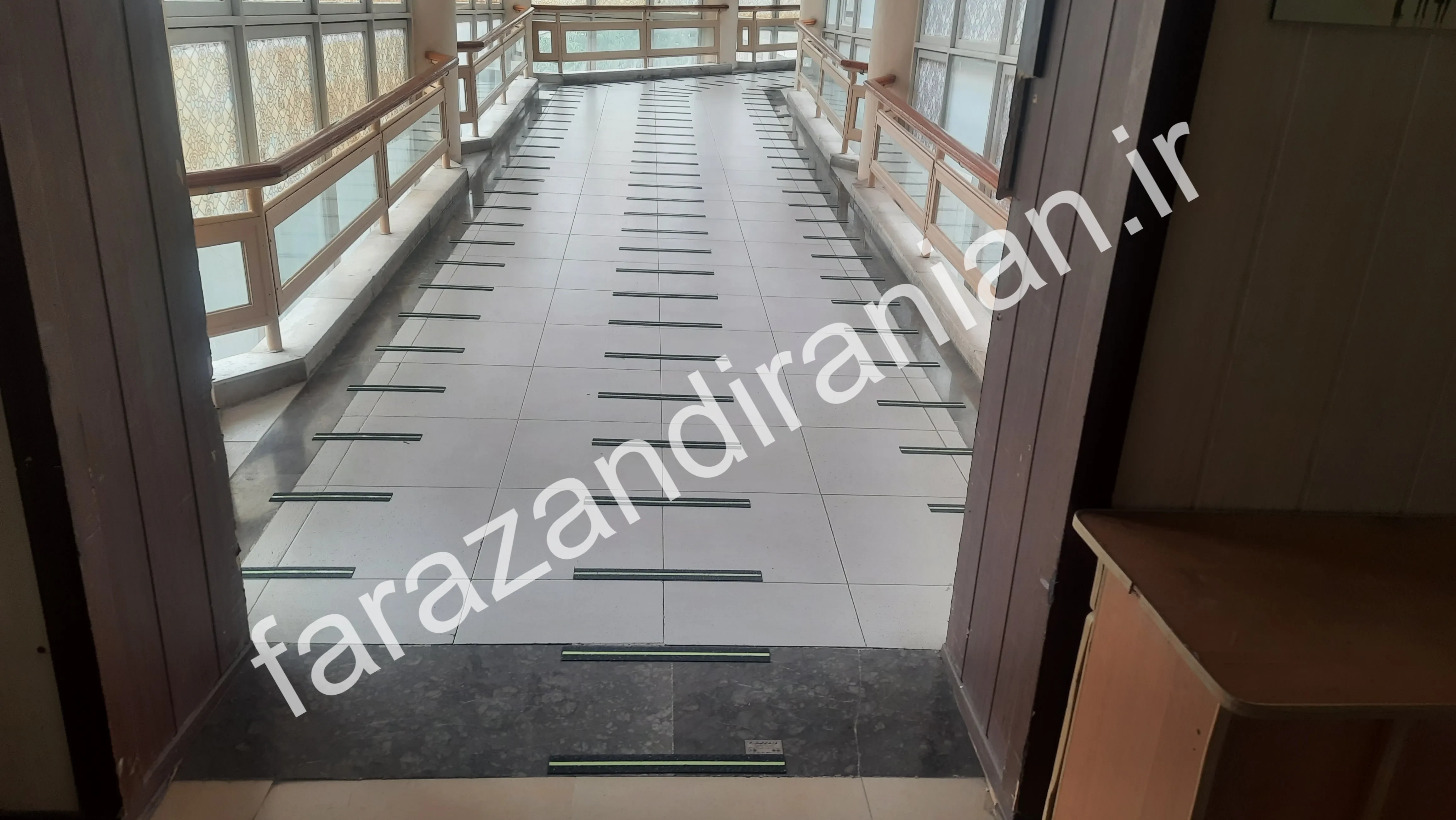 اجرای نوار ضد لغزش در بیمارستان ۱۷ شهریور مشهد