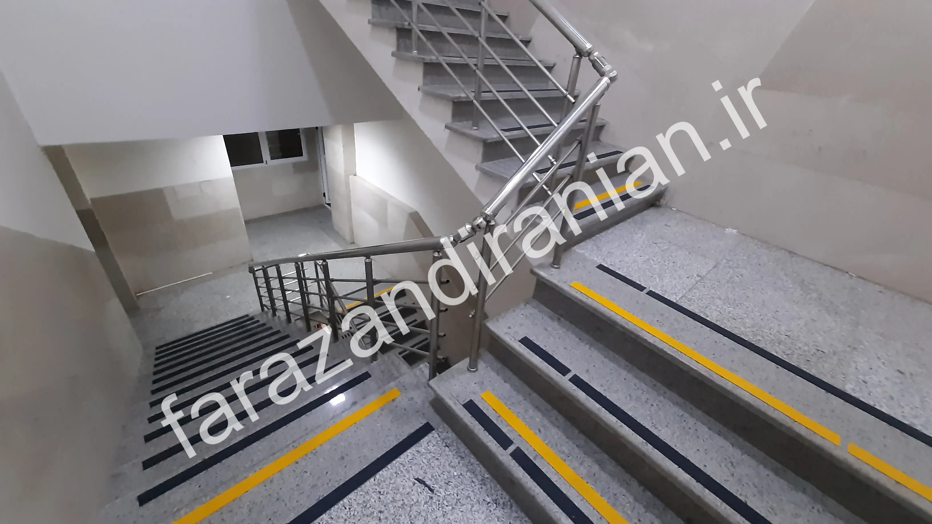 اجرای نوار ضد لغزش در بیمارستان ۵ آذر گرگان