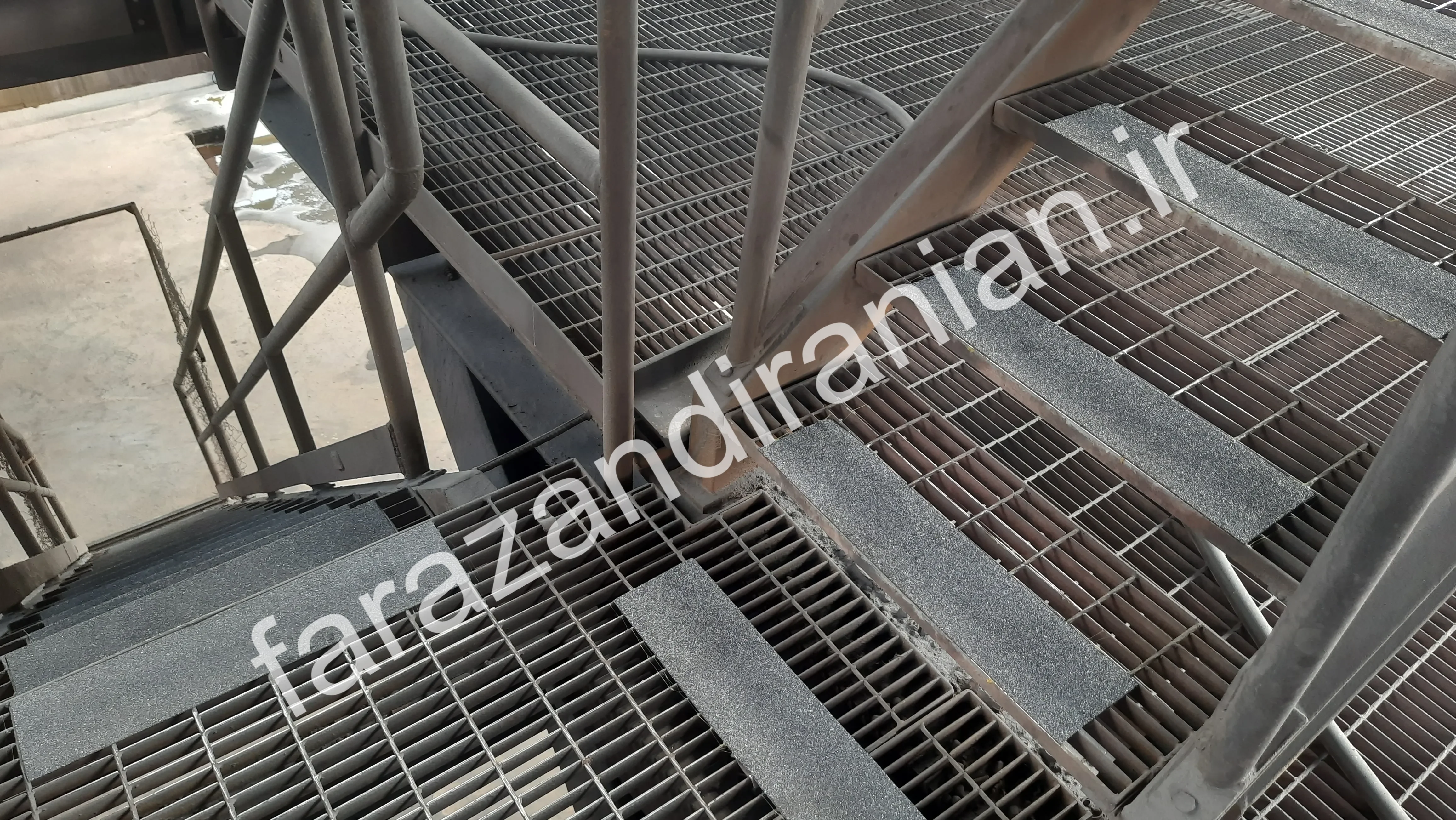 اجرای نوار ضد لغزش در کارخانه فولاد بافت کرمان
