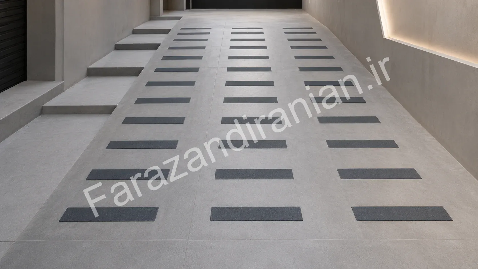 نوار ضد لغزش نصب‌شده روی رمپ پارکینگ